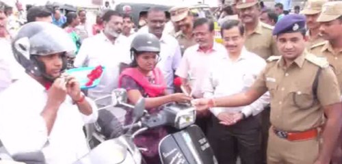 ரோஜா பூ கொடுத்து பாராட்டு..  அசத்திய போலீஸ்!