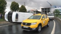 Başakşehir’de polis minibüsü devrildi: 1'i polis, 2 yaralı
