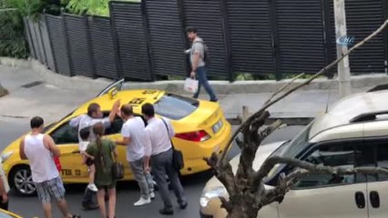 Taksim'in Göbeğinde İranlı Turistleri Gasp Eden Taksici Kaçtı İddiası... Yaşananlar Kameraya Böyle...