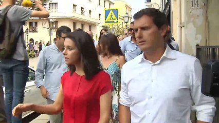 Rivera y Arrimadas retiran lazos amarillos en un pueblo de Barcelona