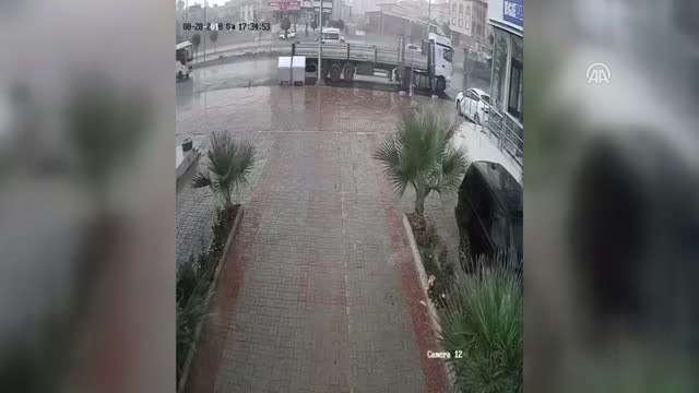Kamyonun Devrilme Anı Güvenlik Kamerasında