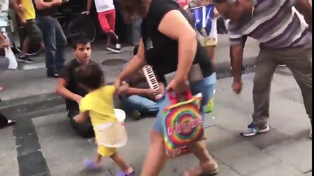 Sokakta Müzik Yapan Çocuklardan Muhteşem Bir 'Çav Bella' Performansı