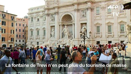 Rome: face au flot de touristes, la fontaine de Trevi suffoque