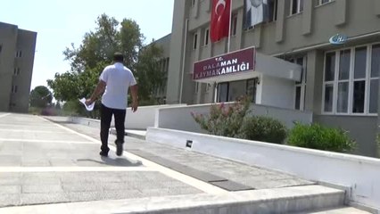 Amerika'ya Tepki Gösterdi, 'Dolar' Olan Soyadını Değiştirmek İçin Başvurdu