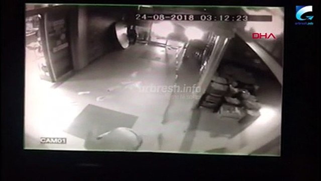 Maskeli soyguncular ATM'yi araca bağlayıp çaldılar