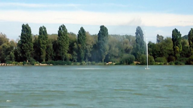 Les premières images du nouveau jet d'eau du lac de Vaivre (Haute-Saône)
