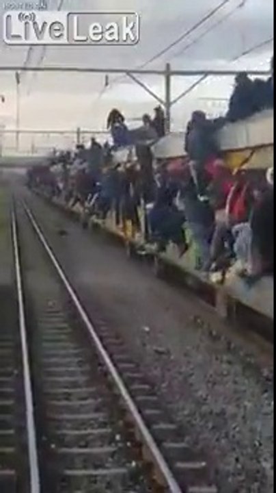Surbondé, ce train en afrique du sud a des passagers assis hors des fenêtres !