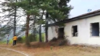 Kullanılmayan Okula Yıldırım Düşmesi Sonucu Yangın Çıktı