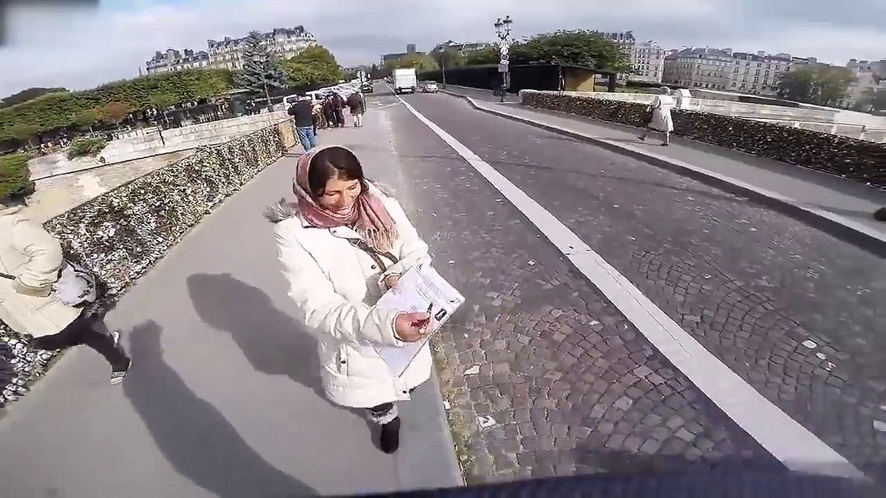 Un passant empêche des pickpockets de voler des touristes américains à Paris