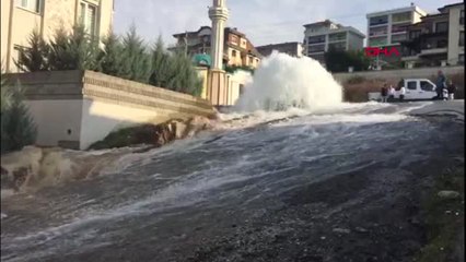 Sakarya Su Borusu Patladı, Sokaklar Sular Altında Kaldı