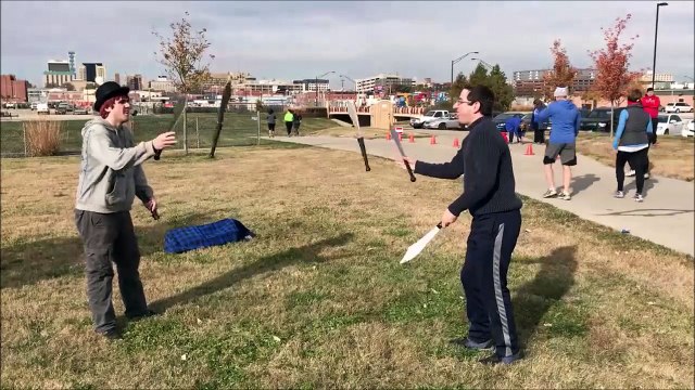 2 jongleurs de couteaux se font surprendre et se ratent... Douloureux