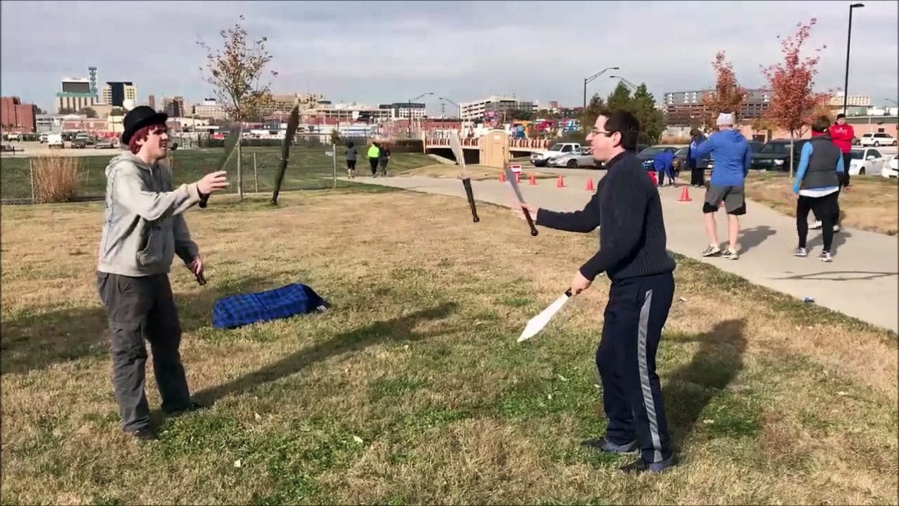 2 jongleurs de couteaux se font surprendre et se ratent... Douloureux