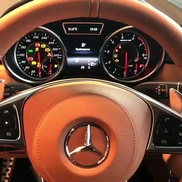 Il nous fait écouter le bruit des moteurs de SuperCars Ferrari, Lamborghini, Aston Martin...