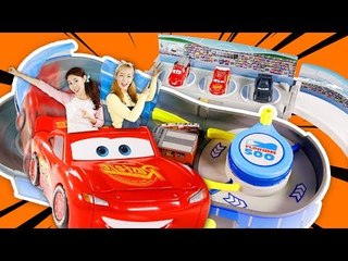핸들을 돌리면 토미카가 슝~ 캐리와 엘리의 디즈니 픽사 카 장난감 자동차 레이싱 놀이ㅣ캐리와장난감친구들