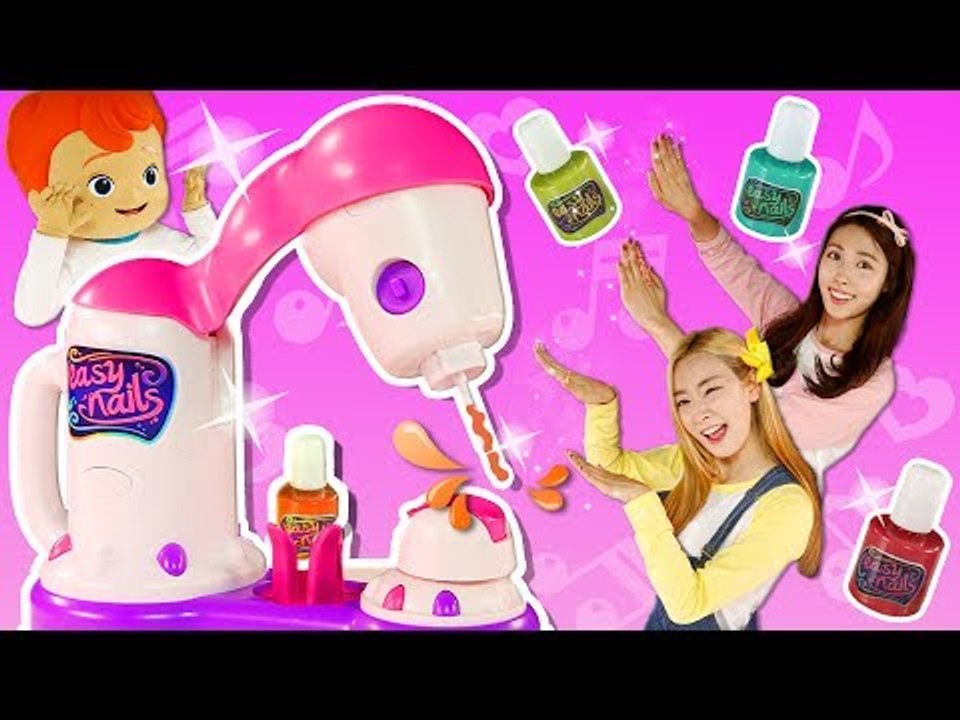손만 갖다 대면 자동으로 예쁜 매니큐어를 칠해주는 마법의 네일아트! 캐리와 엘리의 신...
