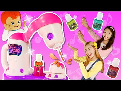 손만 갖다 대면 자동으로 예쁜 매니큐어를 칠해주는 마법의 네일아트! 캐리와 엘리의 신기한 손톱꾸미기 놀이 | 캐리와장난감친구들