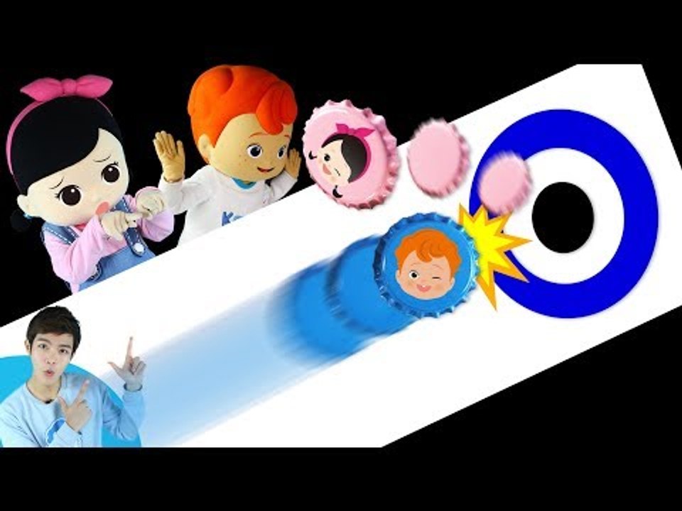 캐빈과 꼬마친구들의 병뚜껑 날리기! 복불복 테이블 컬링 게임 l 캐리앤 플레이