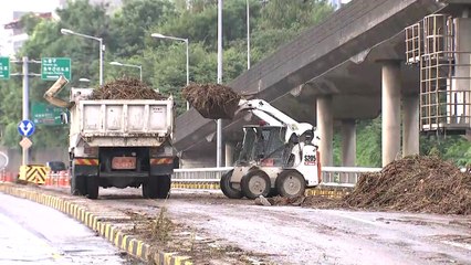 폭우에 도로 곳곳 피해...동부간선도로 성수 방향 통제 / YTN