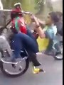 Video gracioso acrobacia sobre una motocicleta  Video Chuscos