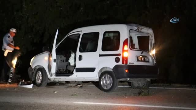 Ağaca Çarpan Hafif Ticari Araç Takla Attı: 1 Yaralı