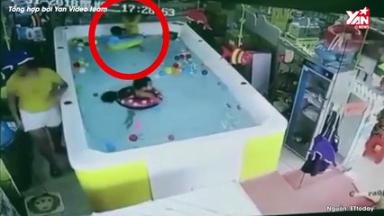 Mẹ mải mê chơi điện thoại để con lật phao chết đuối ngay trước mặt mà không hay biết