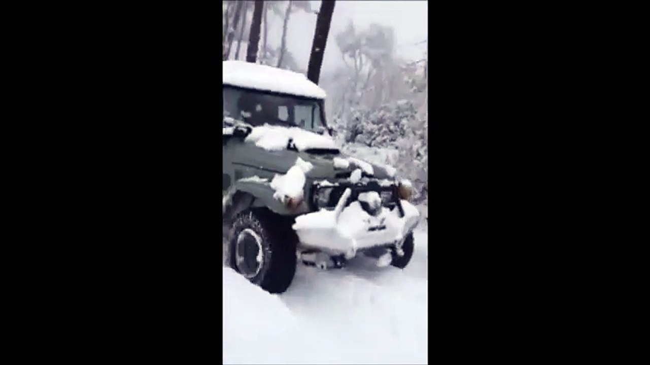 Toyota Land Cruiser FJ40 - Snow Crawling