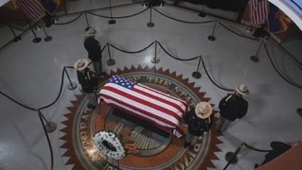 Arizonenses despiden al senador John McCain como uno de sus héroes
