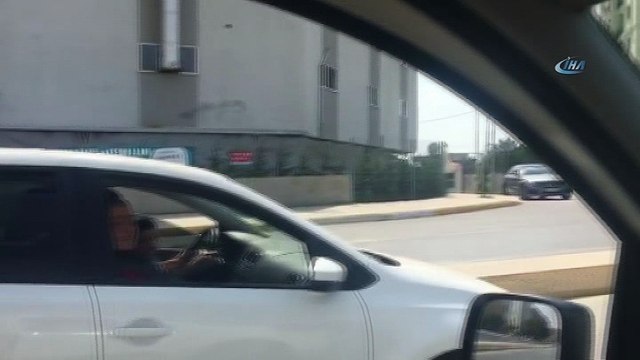 Kucağına aldığı çocuğuyla araç kullandı...Sorumsuz sürücü kamerada
