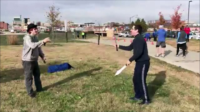 Ils jonglent avec des couteaux mais l'un va se faire distraire et ce qui devait arriver arriva