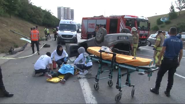 Tem Otoyolu Sultanbeyli Mevkii'nde Bir Araç Yol Kenarındaki Eds Direğine Çarptı Ardından Takla Attı.