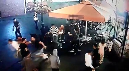 Alışveriş Merkezinde Satırlı Saldırgan Dehşeti: 2 Yaralı