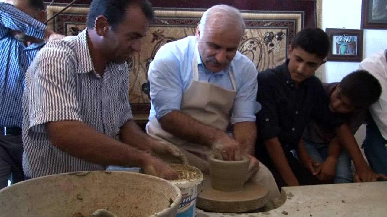 Vali Zorluoğlu çamurdan çömlek yaptı