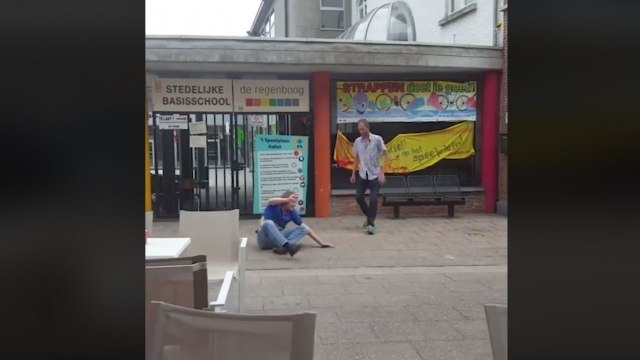 Bagarre hilarante entre deux hommes ivres