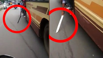 பட்டாகத்தியுடன் பேருந்தில் பயணம் செய்யும் மாணவர்கள்- வீடியோ