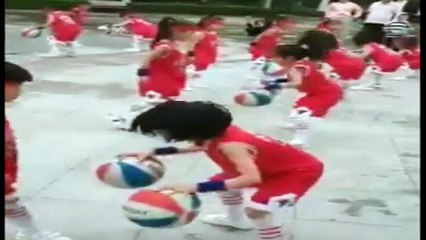 इन बच्चों ने खेलते खेलते किया ऐसा डांस आप देखते ही रह जाएंगे