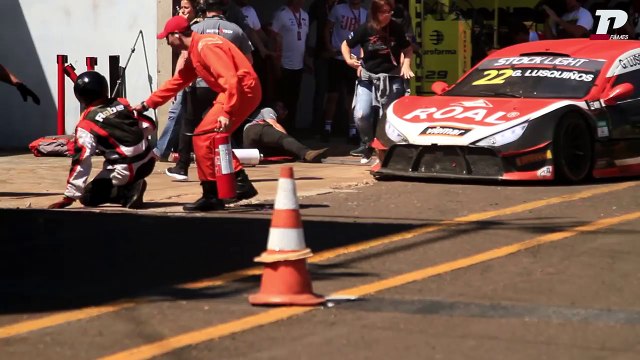 Des mécaniciens renversés pendant une course de Stock Car Light