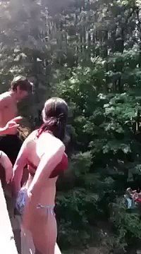 Pousser sa copine par surprise en haut dun pont - Vidéo dailymotion