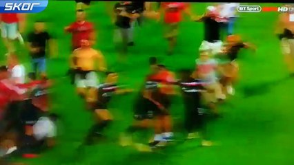 Sahaya giren Sırp taraftarlar futbolcuları soyunca ilginç anlar yaşandı