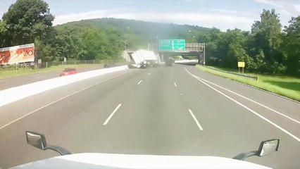 Viraja hızlı giren kamyon devrildi