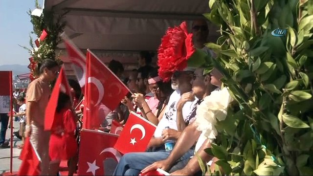 İzmir'de 30 Ağustos Zafer Bayramı coşkuyla kutlandı