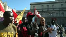 Napoli - Migranti in piazza del Plebiscito in protesta contro Salvini (26.08.18)