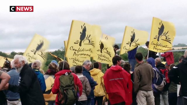 Les agriculteurs en colère contre l’accaparement des terres par des entreprises étrangères.
