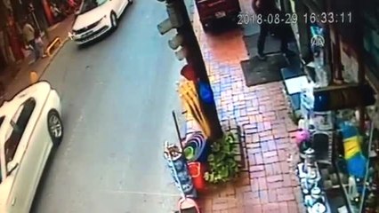 Fatih'te Üçüncü Kattan Düşen Kişi Yaralandı