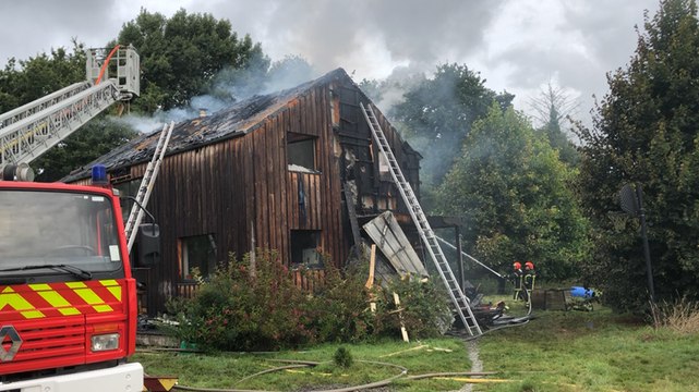 Une maison en ossature bois ravagée par les flammes à Berhet