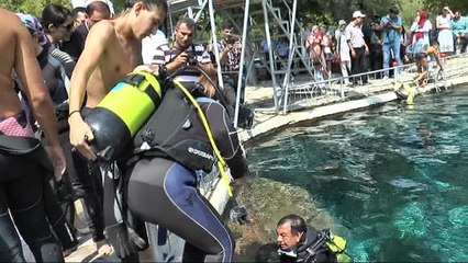 Milletvekilinden su altında Zafer Bayramı kutlaması