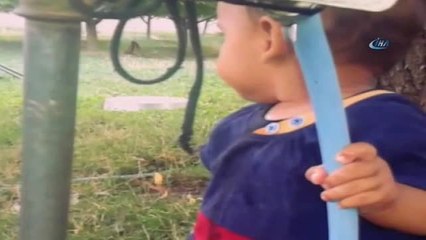 Minik Çocuk Susayınca Engel Tanımadı