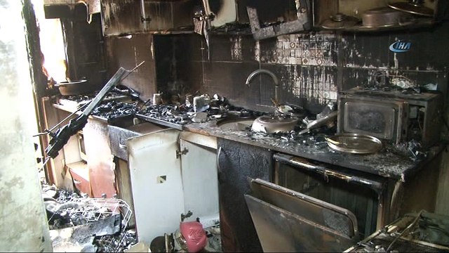 Kağıthane’de 5 katlı apartmanın birinci katında çıkan yangında ev küle döndü