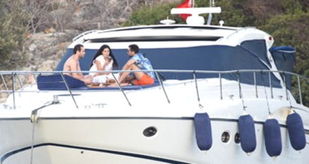 Asena Atalay, Gönlünü Kaptırdığı İş Adamı Ahmet Talha Kaya ile Yatta Görüntülendi