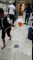 ساديو ماني ينظف حمام أحد المساجد