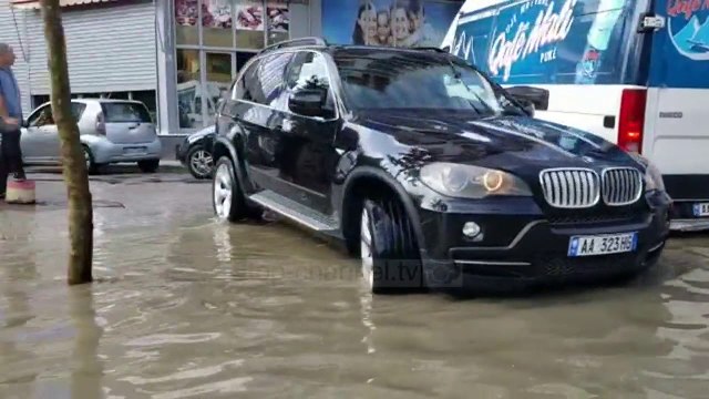 Pa Koment - Shiu bllokon kanalizimet në Durrës - Top Channel Albania - News - Lajme